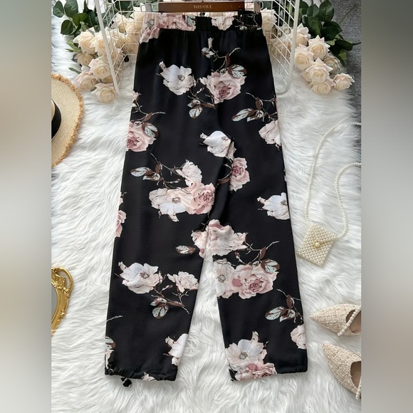 SALE! 🆕 Floral Print Pants with elastic waist - Picture 2 of 4